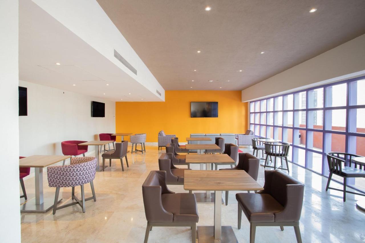 Camino Real Monterrey Hotel San Pedro Garza Garcia Exterior foto The lounge at the airport