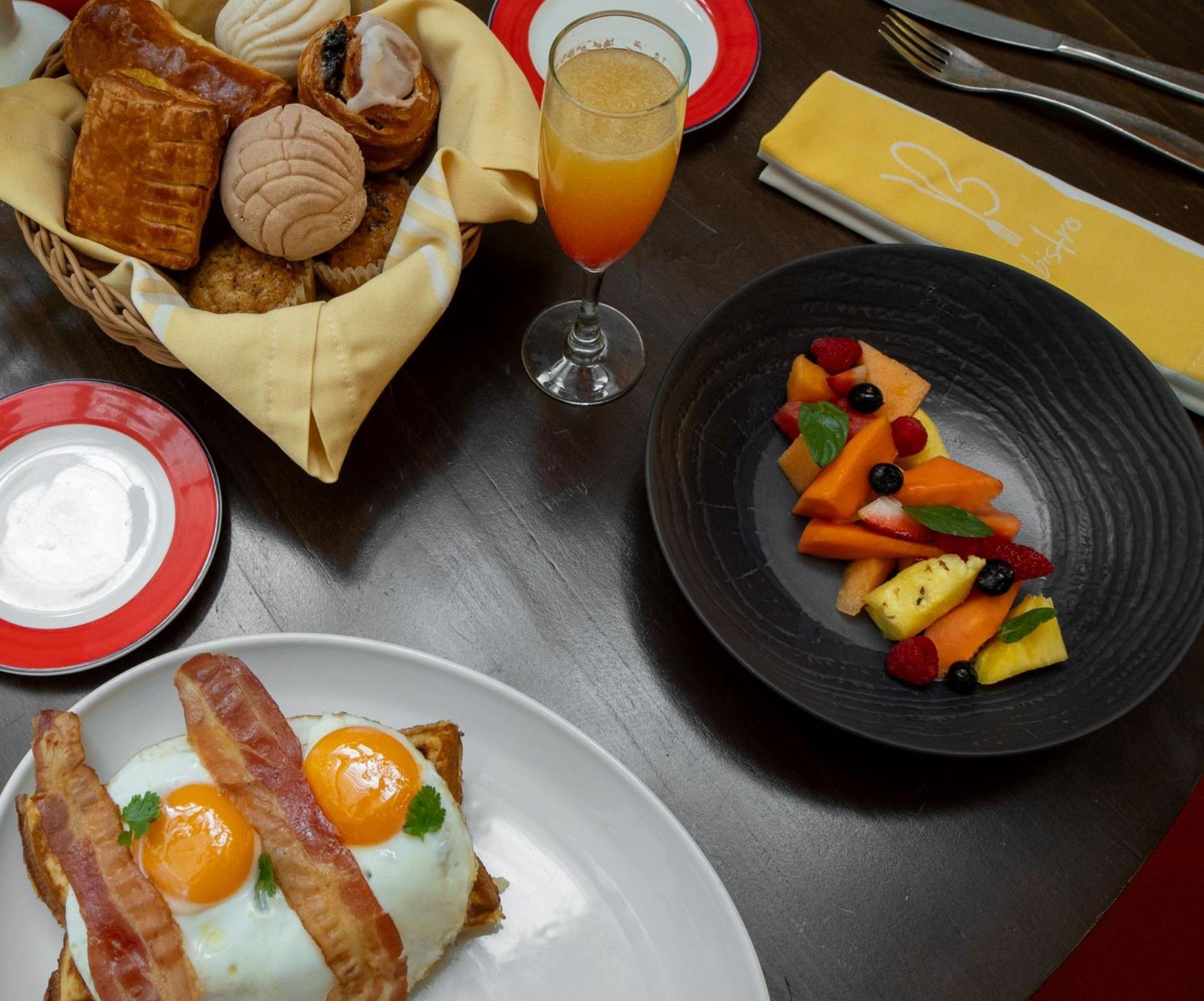 Camino Real Monterrey Hotel San Pedro Garza Garcia Exterior foto A breakfast at the restaurant